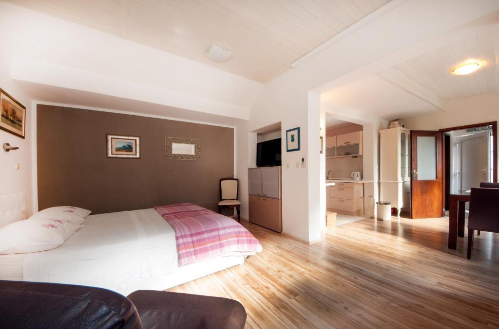 Bruno Split Centre Apartment And Room Exterior photo