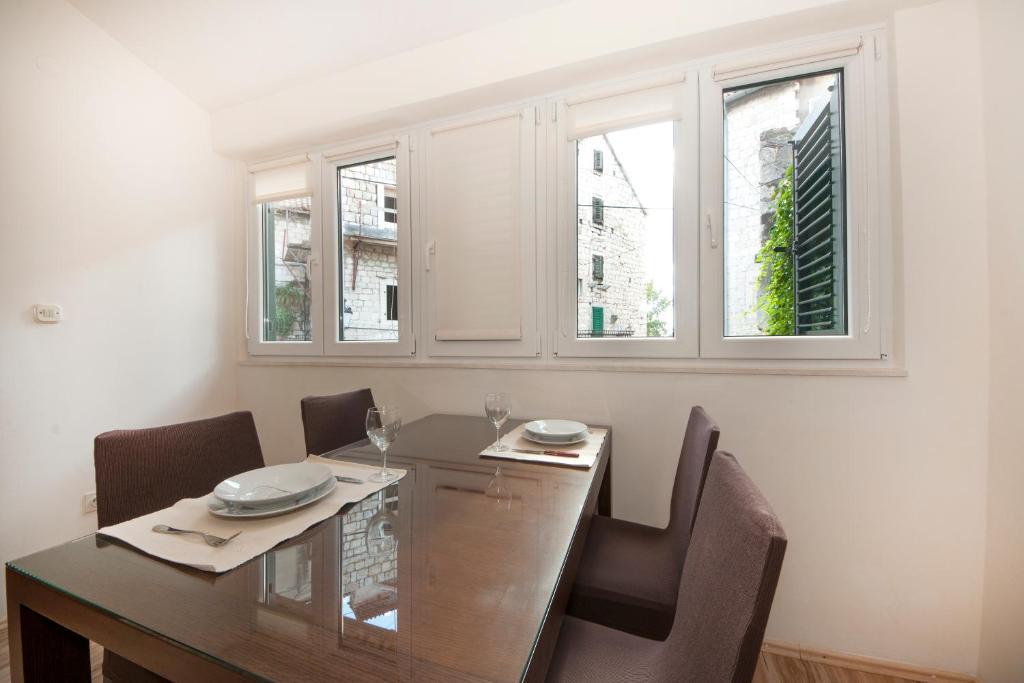 Bruno Split Centre Apartment And Room Exterior photo